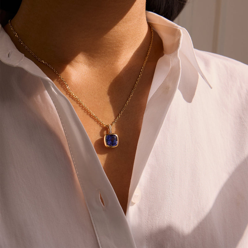 Florentine Dolce Vita Cushion Tanzanite Yellow Gold Pendant | Boodles